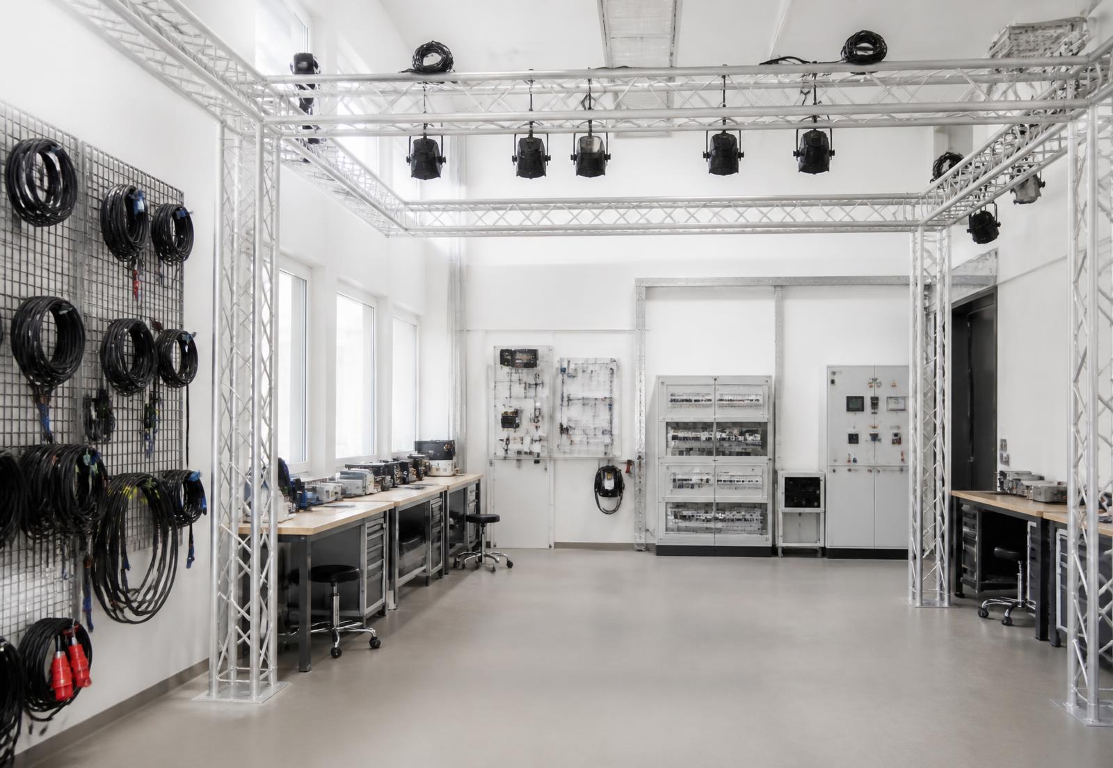 Salle de formation équipée : structures truss, projecteurs, câblage et armoires électriques